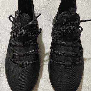 *NEW* Ladies black Fabletics Tennis Shoes. Size 9